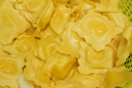 Raviolis de 4 quesos con salsa de mantequilla y salvia Raviolis de 4 quesos con salsa de mantequilla y salvia