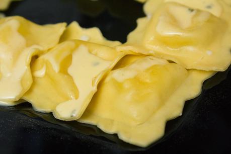 Raviolis de 4 quesos con salsa de mantequilla y salvia Raviolis de 4 quesos con salsa de mantequilla y salvia