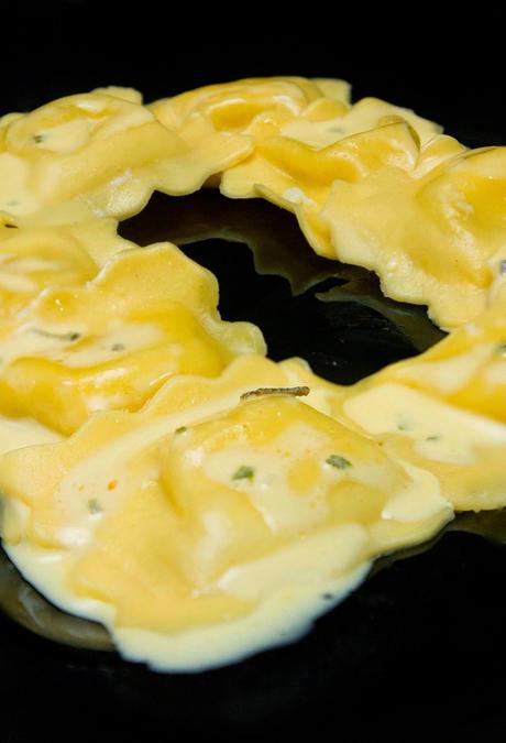 Raviolis de 4 quesos con salsa de mantequilla y salvia Raviolis de 4 quesos con salsa de mantequilla y salvia