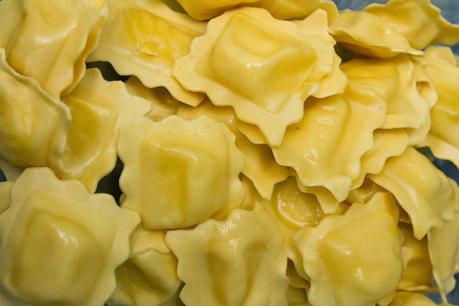 Raviolis de 4 quesos con salsa de mantequilla y salvia Raviolis de 4 quesos con salsa de mantequilla y salvia