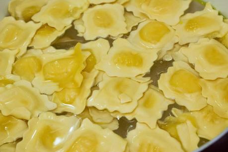 Raviolis de 4 quesos con salsa de mantequilla y salvia Raviolis de 4 quesos con salsa de mantequilla y salvia