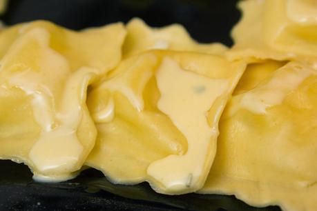 Raviolis de 4 quesos con salsa de mantequilla y salvia Raviolis de 4 quesos con salsa de mantequilla y salvia
