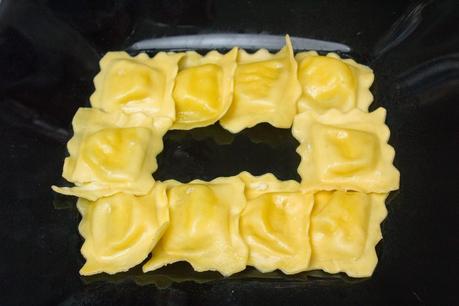 Raviolis de 4 quesos con salsa de mantequilla y salvia Raviolis de 4 quesos con salsa de mantequilla y salvia