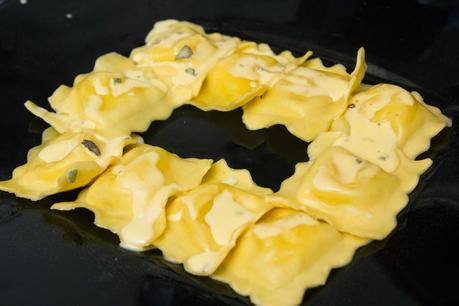 Raviolis de 4 quesos con salsa de mantequilla y salvia Raviolis de 4 quesos con salsa de mantequilla y salvia