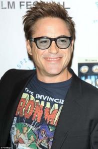 Robert Downey Jr. dice que Capitán América 3 será enorme Robert Downey Jr. con camiseta de Iron Man Nº 11