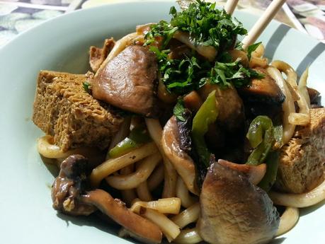 Fideos udon salteados con tofu japonés y champiñones con salsa de curry y coco Fideos udon salteados con tofu japonés y champiñones con salsa de curry y coco