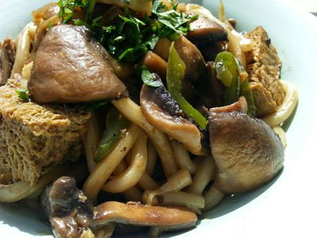 Fideos udon salteados con tofu japonés y champiñones con salsa de curry y coco Fideos udon salteados con tofu japonés y champiñones con salsa de curry y coco