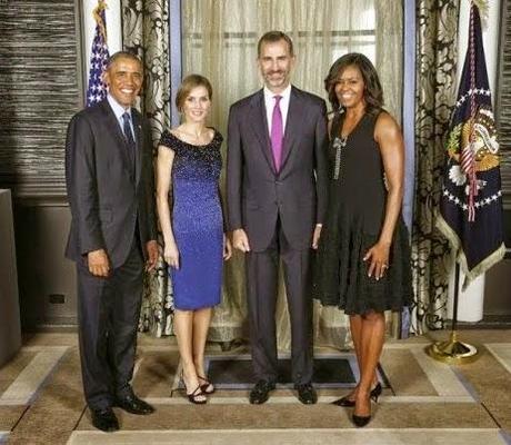 Dña. Letizia repite vestidín azul de los Obama en el Aniversario de El Mundo