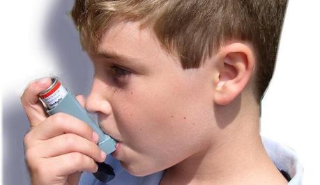 Cómo evitar crisis asmáticas en niños y adolescentes con los cambios bruscos de temperatura asma