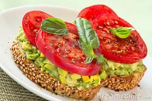 aguacate y tomate tostada