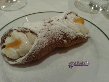 Sabores de Sicilia en Madrid Barquillo rellena de crema con decoracion de naranja
