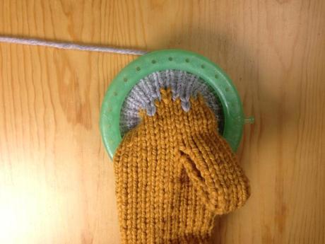 how to loom knit gloves mittens 