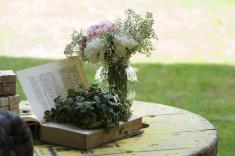 Colores-de-boda-rincon-coctel-sofas-libros-laura-y-raul_0137 Bodas CdB 2014. La boda Shabby-Chic de Laura y Raúl
