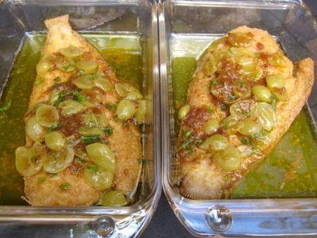 Lenguado empanado con salsa de mantequilla y uvas. lenguado-en-salsa-de-uvas-