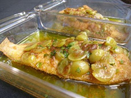 Lenguado empanado con salsa de mantequilla y uvas. lenguado-en-salsa-de-uvas-