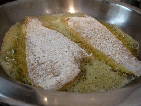 Lenguado empanado con salsa de mantequilla y uvas. lenguado-en-salsa-de-uvas-