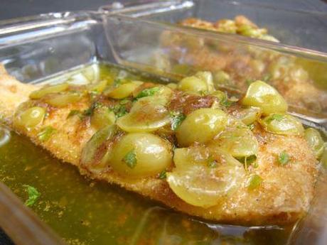 Lenguado empanado con salsa de mantequilla y uvas. lenguado-en-salsa-de-uvas-