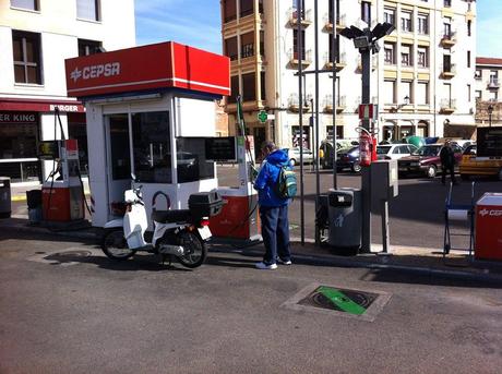 AL móvil en la gasolinera