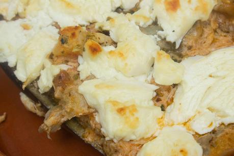Berenjenas rellenas de champiñones, atún y anchoas gratinadas en queso de cabra Berenjenas rellenas de champiñones, atún y anchoas gratinadas en queso de cabra