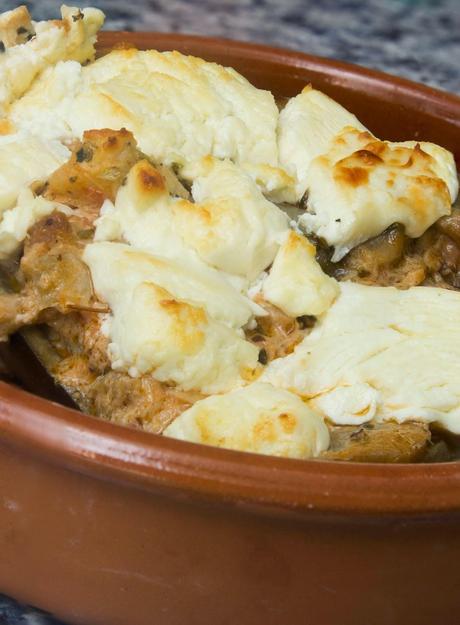 Berenjenas rellenas de champiñones, atún y anchoas gratinadas en queso de cabra Berenjenas rellenas de champiñones, atún y anchoas gratinadas en queso de cabra
