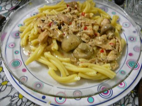 Pastas con crema de pollo y champiñons