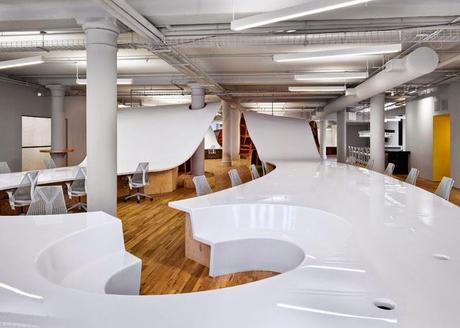 Una gigante mesa de 330 metros como único elemento en el diseño de estas oficinas