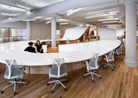Una gigante mesa de 330 metros como único elemento en el diseño de estas oficinas