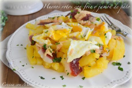 Huevos rotos con patatas, foie mi-cuit y jamón de pato. Receta casera, fácil y rápida