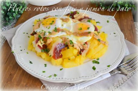 Huevos rotos con patatas, foie mi-cuit y jamón de pato. Receta casera, fácil y rápida