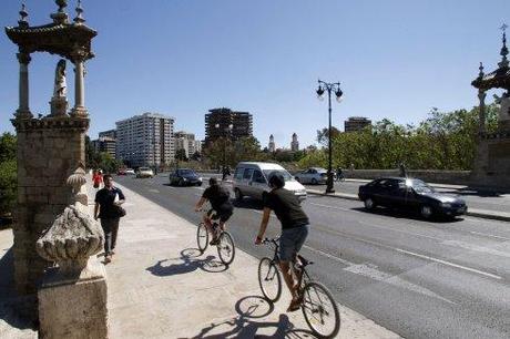 Ciclistas por una acera del puente del Real. :: irene marsilla