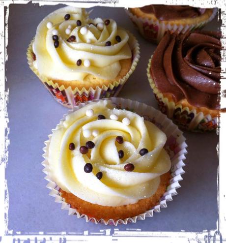 ROSAS DE CHOCOLATE Y VAINILLA ROSAS DE CHOCOLATE Y VAINILLA