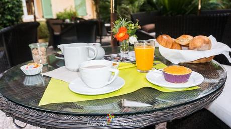 Desayuno a la francesa en el jardin del hotel