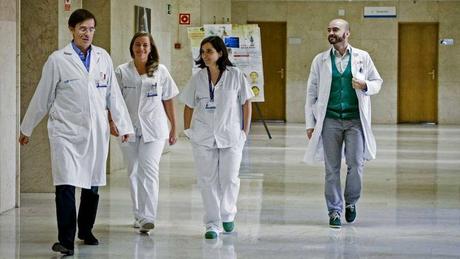 El equipo médico que atiende a la auxiliar de enfermeria contagiada con el virus del ebola. Efe. Luca Piergiovanni