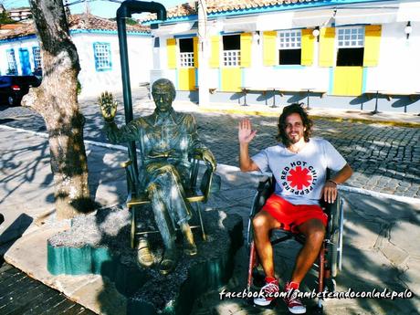 Al lado del monumento de Juscelino Kubitschek, ex presidente de Brasil que pasaba sus veranos en Búzios Al lado del monumento de Juscelino Kubitschek, ex presidente de Brasil que pasaba sus veranos en Búzios