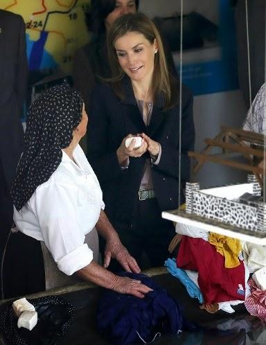 Dña. Letizia con cazadora y zapato bajo en el lavadero de Boal