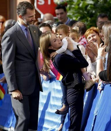 Dña. Letizia con cazadora y zapato bajo en el lavadero de Boal