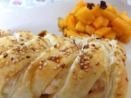 Hojaldres de Salmón con Queso Cremoso Especiado y Concassé de Mango.