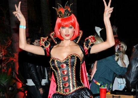 LRG Magazine - Famosas disfrazadas Halloween - Alessandra Ambrosio como reina de corazones
