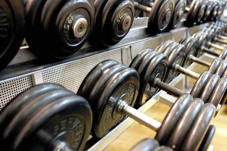 7 Razones por las que no pierdes peso Pesas en el gimnasio