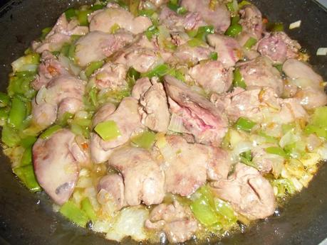 Higados de pollo en salsa Higados de pollo en salsa