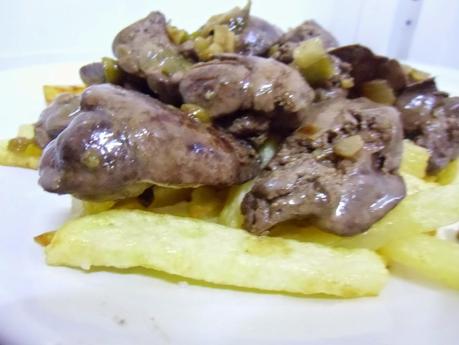 Higados de pollo en salsa Higados de pollo en salsa