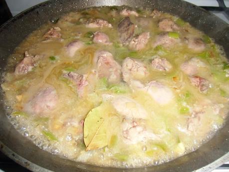 Higados de pollo en salsa Higados de pollo en salsa