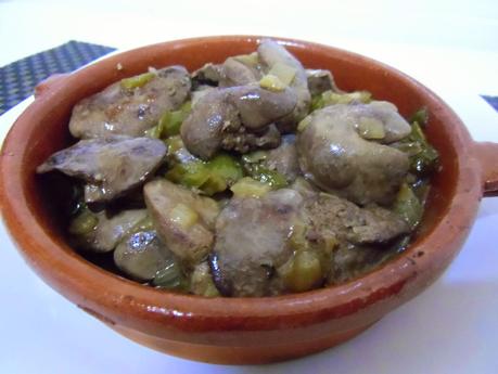 Higados de pollo en salsa Higados de pollo en salsa