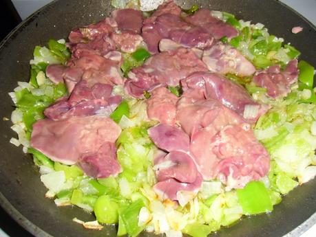 Higados de pollo en salsa Higados de pollo en salsa