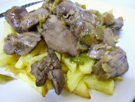 Higados de pollo en salsa Higados de pollo en salsa