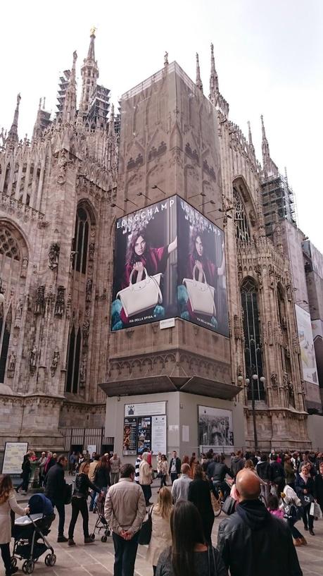 Publicidad exterior en el Duomo de Milán