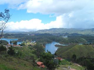 Guatape (Colombia) - 1 peñón en 1 paraíso