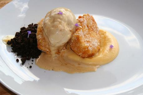 TORRIJAS CON CREMA DE COCO, HELADO DE DULCE DE LECHE Y GALLETAS OREO