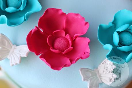 TARTA FONDANT CON LAZO Y FLORES PARA AMALIA TARTA FONDANT CON LAZO Y FLORES PARA AMALIA