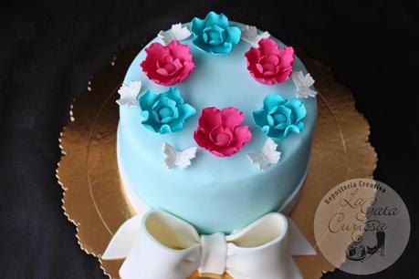 TARTA FONDANT CON LAZO Y FLORES PARA AMALIA TARTA FONDANT CON LAZO Y FLORES PARA AMALIA